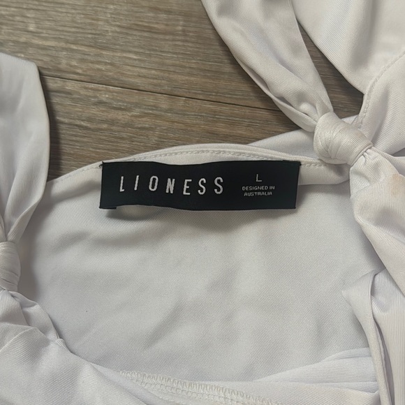 Lioness White Crop Top - Picture 2 of 2